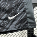 Kit Infantil Sporting CP Goleiro 2025/26 Nike Preto, camiseta e shorts oficiais para crianças de 3-4 a 12-13 anos, design moderno com detalhes em verde, ideal para pequenos goleiros e torcedores mirins."