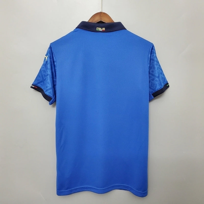 “Camisa Itália Home I 2020/21 Puma Retrô masculina, azul, com escudo da seleção italiana no peito e detalhes clássicos da temporada 2020/21, feita em tecido leve e confortável, ideal para colecionadores, fãs de futebol retrô e uso casual.”