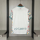 Camisa Palermo Third III 2024/25 Puma Torcedor Masculina branca com detalhes sutis em rosa e preto, escudo bordado no peito, logo Puma em destaque, gola redonda moderna e tecido respirável dryCELL, ideal para torcedores que valorizam estilo, conforto e tradição do clube italiano.