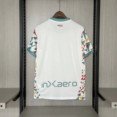 Camisa Palermo Third III 2024/25 Puma Torcedor Masculina branca com detalhes sutis em rosa e preto, escudo bordado no peito, logo Puma em destaque, gola redonda moderna e tecido respirável dryCELL, ideal para torcedores que valorizam estilo, conforto e tradição do clube italiano.