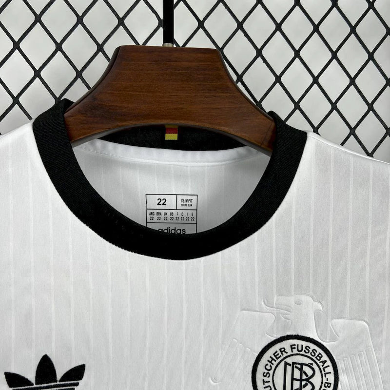 Kit Infantil Alemanha 125th Anniversary 2025 Adidas – uniforme oficial comemorativo de 125 anos da seleção alemã, camisa e short infantil nas cores tradicionais, ideal para jovens torcedores e colecionadores.