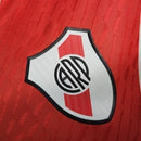 Texto alternativo para imagem:
"Camisa River Plate Home (1) 2023/24 Adidas Jogador Masculina branca com faixa diagonal vermelha, escudo aplicado em silicone 3D, logo Adidas e tecnologia HEAT.RDY, versão oficial usada pelos jogadores."

