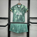 Kit Infantil Tottenham Third III 2024/25 Nike com camisa e short, tecido leve e respirável, ideal para pequenos torcedores dos Spurs com conforto e estilo."
