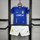 Kit Infantil Real Oviedo Home I 2024/25 Adidas azul com camisa e short, tecido leve e respirável, ideal para pequenos torcedores do clube espanhol."