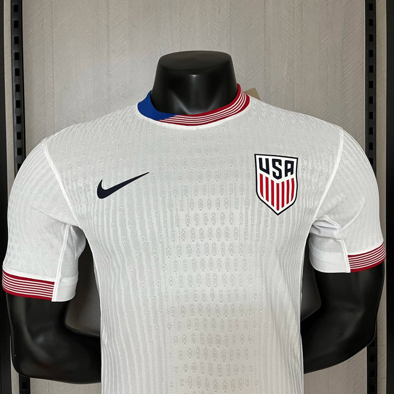 Camisa Estados Unidos Home I 2024/25 Nike Jogador Masculina branca, uniforme da seleção USA, versão jogador com ajuste atlético, escudo bordado e tecnologia Nike Dri-FIT ADV."
camisa Estados Unidos 2024/25
camisa USA soccer Home branca
camisa seleção Estados Unidos jogador
uniforme Nike Estados Unidos masculina seleção USA