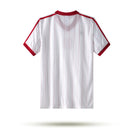 Camisa Polônia Home I 1982/83 Adidas Retrô Masculina, branca, com escudo da seleção polonesa e logo Adidas bordados, feita em tecido leve e confortável, modelo retrô masculino com caimento tradicional, ideal para colecionadores e uso casual.”