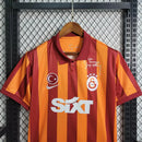 Camisa Galatasaray Third III 2023/24 Nike masculina laranja com detalhes em grafite, tecido leve e respirável, ideal para torcer e jogar futebol com conforto."