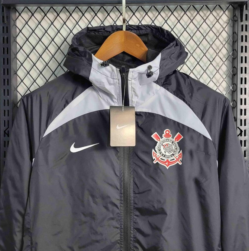 Corta vento Corinthians 2024 2025 Nike masculino nas cores preto e cinza com escudo no peito 