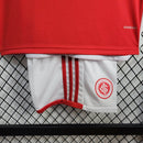 Kit Infantil Internacional Home 2024/25 Adidas para torcedores mirins, camisa vermelha oficial com escudo bordado e short vermelho combinando, uniforme de futebol infantil com tecnologia AEROREADY, ideal para crianças de 3 a 13 anos, oficial licenciado