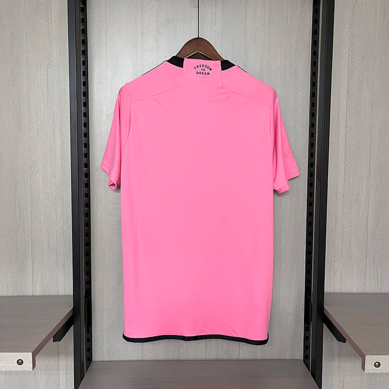 Camisa Inter Miami Home I 2024/25 Adidas masculina, rosa com detalhes em preto, design moderno para torcedores, tecido leve e respirável, perfeita para jogos e colecionadores."