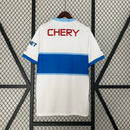 Camisa Universidad Católica Home I 2024/25 Puma Torcedor Masculina branca, uniforme de futebol chileno com detalhes azuis, escudo da Católica em destaque e tecnologia DryCell para conforto e absorção de suor.