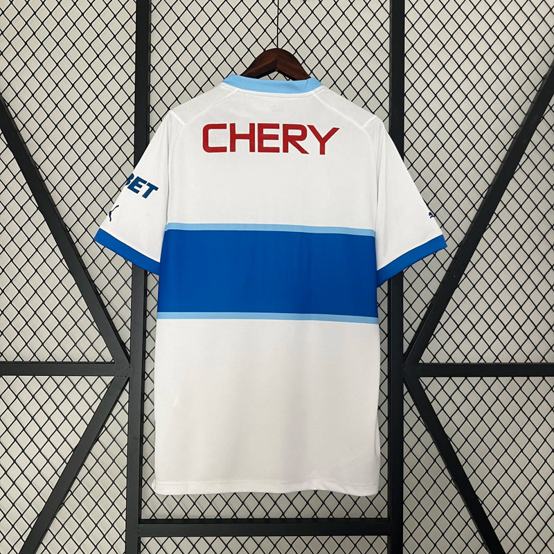 Camisa Universidad Católica Home I 2024/25 Puma Torcedor Masculina branca, uniforme de futebol chileno com detalhes azuis, escudo da Católica em destaque e tecnologia DryCell para conforto e absorção de suor.