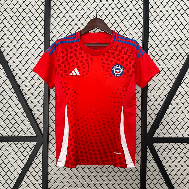 Camisa Chile Home 2024/25 Masculina para torcedor, vermelha com detalhes em azul e branco, modelo oficial da seleção chilena, ideal para fãs da Seleção do Chile"