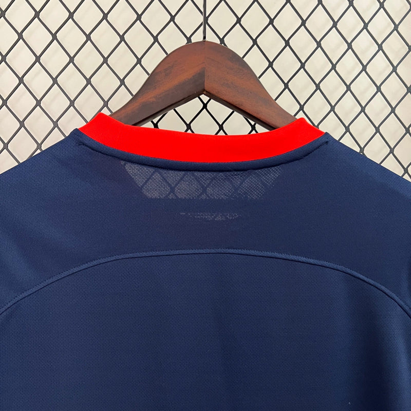 "Camisa San Lorenzo Home I 2024/25 Nike Torcedor Masculina azul com listras vermelhas, escudo estampado do clube argentino e design clássico azulgrana."