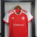 Kit Infantil Internacional Home 2024/25 Adidas para torcedores mirins, camisa vermelha oficial com escudo bordado e short vermelho combinando, uniforme de futebol infantil com tecnologia AEROREADY, ideal para crianças de 3 a 13 anos, oficial licenciado