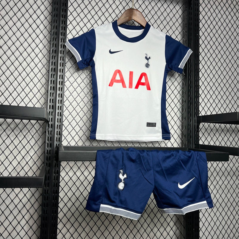 Detalhe do escudo Tottenham Hotspur no Kit Infantil Home I 2024/25 Nike – uniforme oficial.