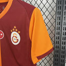 “Camisa Galatasaray Home I 2025/26 Puma Torcedor Masculina Laranja com detalhes em vermelho e amarelo, escudo do Galatasaray, design moderno e confortável para torcedores apaixonados.”