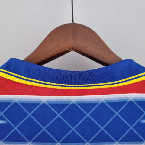 Camisa Parma Goleiro 1998/99 Retrô Masculina Vermelha e Azul com escudo histórico bordado, design vintage e inspiração nos goleiros lendários do futebol italiano.