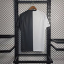 Camisa retrô Corinthians 2024 Nike nas cores preta e branca, com escudo monocromático e design dividido verticalmente, pendurada em arara de loja."