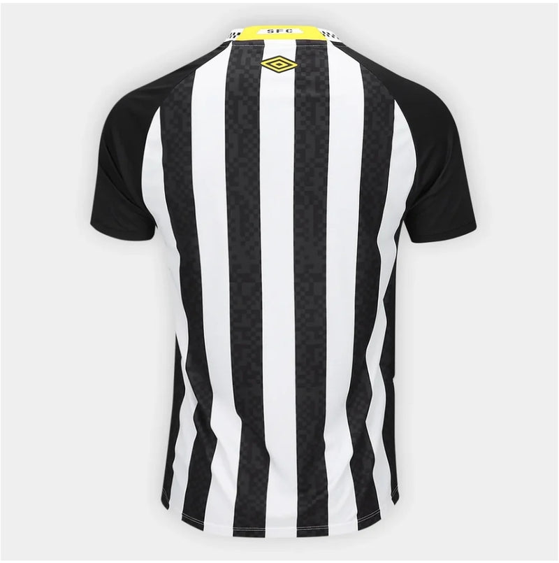 Camisa-Santos-Away-II-2025/26- Umbro-Torcedor-Masculina-na-cor-branca-com-detalhes-em-preto-escudo do-Santos-bordado-no-peito-esquerdo e-logo-Umbro-no-lado-direito-modelo -para-torcedores-em-fundo-branco