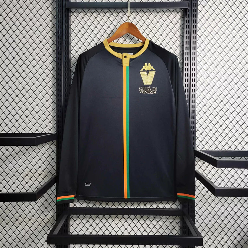 Camisa Venezia Home I 2023/24 Kappa Torcedor Masculina Preta Manga Longa com detalhes em dourado e laranja, escudo bordado e design elegante inspirado na moda italiana.”

