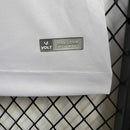 Camisa Santa Cruz Away (2) 2024/25 Torcedora Feminina branca com detalhes em vermelho e preto, modelo oficial disponível na Wazemix para as torcedoras corais."