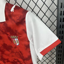 Kit Infantil Sporting Braga Home 2025/26 Puma, camiseta e shorts oficiais em vermelho e branco para crianças de 3-4 a 12-13 anos, design moderno e confortável, ideal para pequenos torcedores e colecionadores."