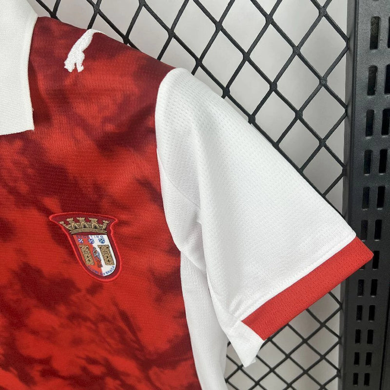Kit Infantil Sporting Braga Home 2025/26 Puma, camiseta e shorts oficiais em vermelho e branco para crianças de 3-4 a 12-13 anos, design moderno e confortável, ideal para pequenos torcedores e colecionadores."