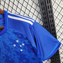 Camisa Cruzeiro Home 2024/25 Masculina Adidas para torcedor, azul com detalhes em branco, modelo oficial do clube, ideal para fãs do Cruzeiro Esporte Clube"