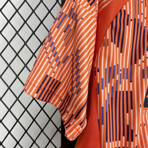 Camisa Universidad de Chile Away II 2025/26 Adidas Torcedor Masculina na cor laranja, modelo moderno com escudo bordado e tecnologia Aeroready, uniforme alternativo do clube chileno.