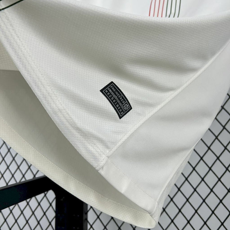 Camisa Chelsea Away 2025/26 Nike Torcedor Masculina branca, com escudo bordado do Chelsea FC, detalhes em azul royal e dourado, modelo  com tecnologia Dri-FIT e design moderno para torcedores apaixonados.