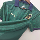 Camisa Itália Third III 'Renascimento' 2019/20 Puma Retrô masculina, azul com detalhes clássicos e modernos, escudo da seleção italiana no peito, design inspirado na temporada 2019/20, feita em tecido leve e confortável, ideal para colecionadores e fãs de futebol histórico.”