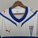 Camisa Retrô Universidad Católica Home I 2009/10 Puma Masculina branca, uniforme titular clássico do futebol chileno com escudo da Católica no peito, design retrô, ideal para torcedores e colecionadores.