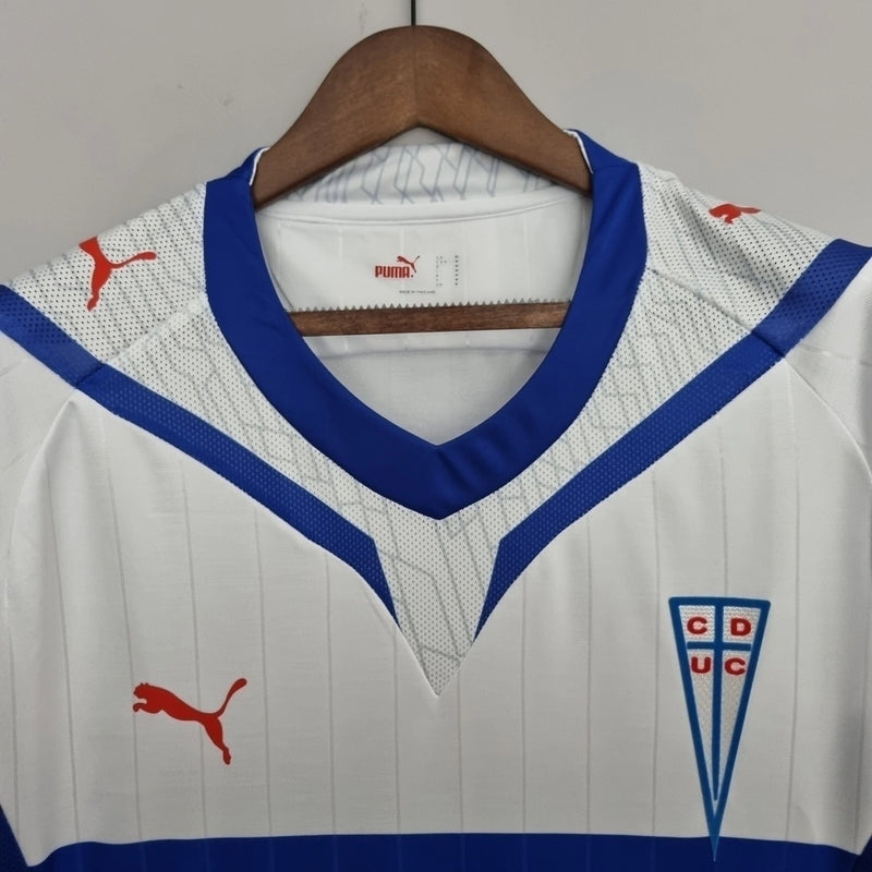 Camisa Retrô Universidad Católica Home I 2009/10 Puma Masculina branca, uniforme titular clássico do futebol chileno com escudo da Católica no peito, design retrô, ideal para torcedores e colecionadores.