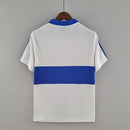 Camisa Universidad Católica Home I 1984/85 Adidas Retrô Masculina branca, modelo clássico dos anos 80 com detalhes em azul, escudo bordado e design histórico do futebol chileno.