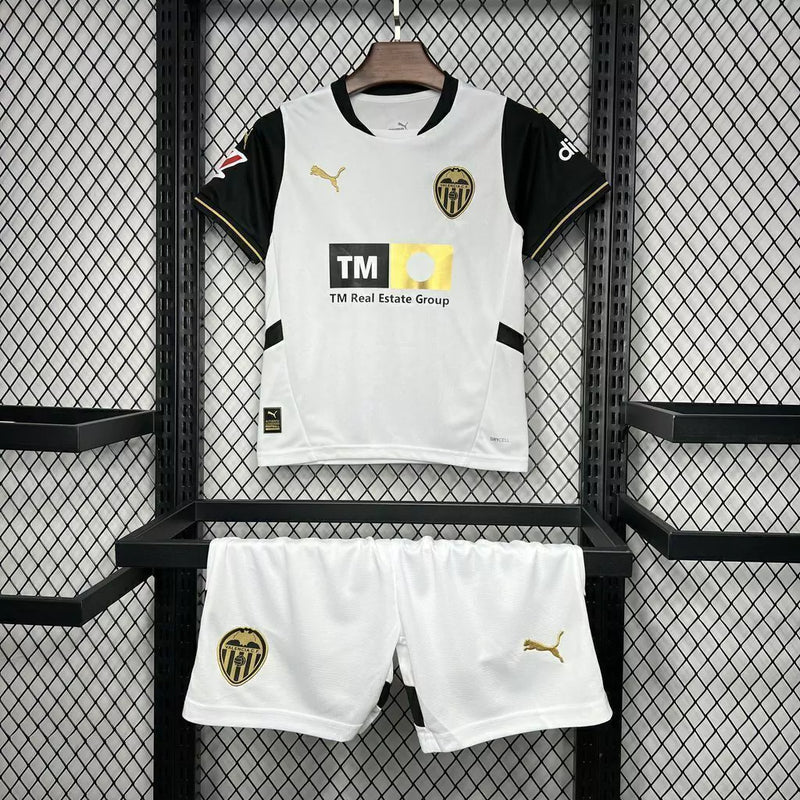 Camisa infantil Valencia CF Home 2024/25 Puma, uniforme oficial branco com detalhes em preto e laranja, design clássico para jovens torcedores da La Liga”

