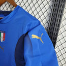 Camisa Itália Home I 2006/07 Puma Retrô Masculina, azul, com escudo da seleção italiana e logo Puma bordados, feita em tecido leve e confortável, modelo retrô masculino com caimento tradicional.”