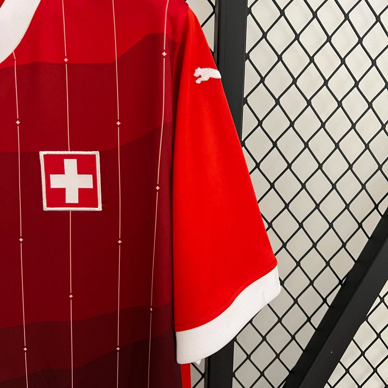 Camisa Suíça Home I 2023/24 Puma Torcedor Masculina, vermelha, com escudo da seleção suíça e logo Puma em destaque, feita em tecido leve e respirável, modelo masculino com caimento confortável, ideal para jogos e uso casual