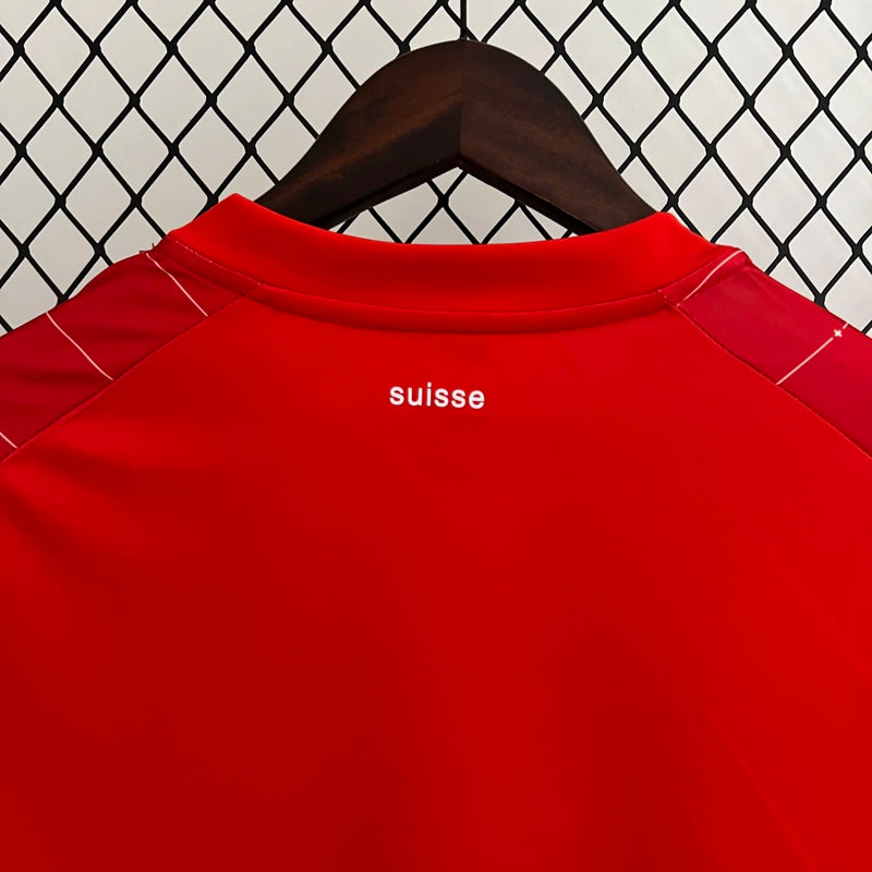 Camisa Suíça Home I 2023/24 Puma Torcedor Masculina, vermelha, com escudo da seleção suíça e logo Puma em destaque, feita em tecido leve e respirável, modelo masculino com caimento confortável, ideal para jogos e uso casual