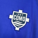 Camisa Como Home I 2024/25 Adidas Torcedor Masculina azul com detalhes brancos, escudo bordado no peito, gola moderna e tecido respirável AEROREADY, representando a tradição e a elegância do futebol italiano e do clube Como 1907.