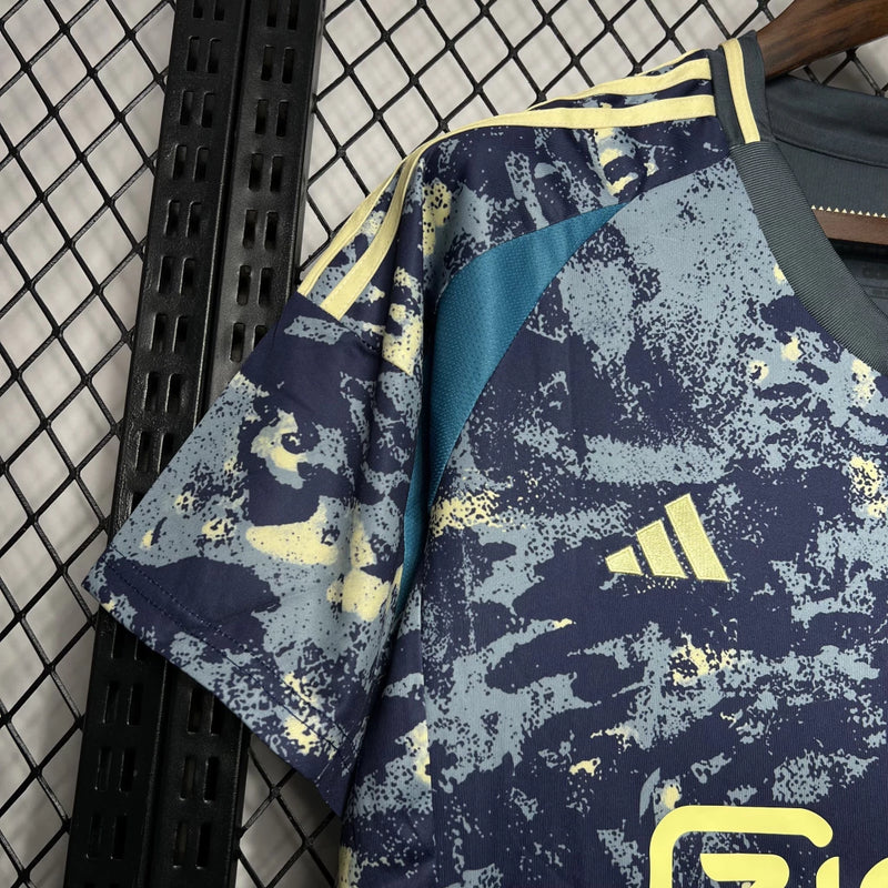 Camisa Ajax Away (2) 2024/25 Adidas Torcedor Masculina oficial, modelo fora de casa da temporada 2024/25, com escudo do Ajax e logo Adidas, design moderno e tecido AEROREADY."