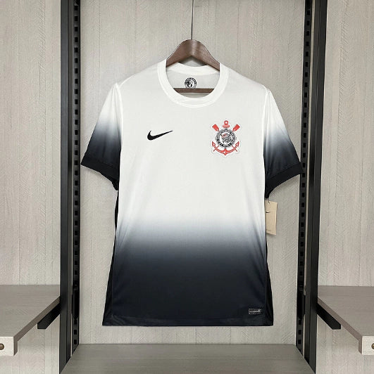 Camisa Corinthians Home I 2024/25 Nike Torcedor Masculina branca – manto do Timão com escudo em destaque, tecido leve e design moderno para torcedores apaixonados.