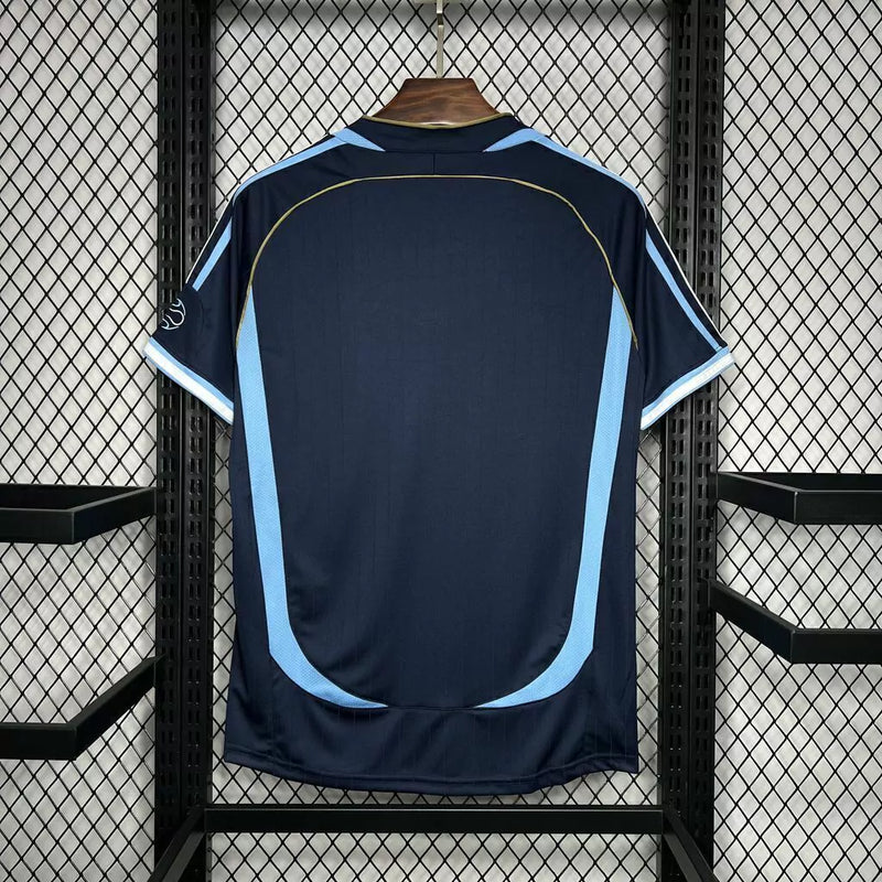 Camisa Argentina Away II 2006/07 Adidas Retrô Masculina - uniforme retrô da seleção argentina, gola clássica, listras Adidas nas mangas, tecido leve e respirável, ideal para torcedores e colecionadores de futebol"