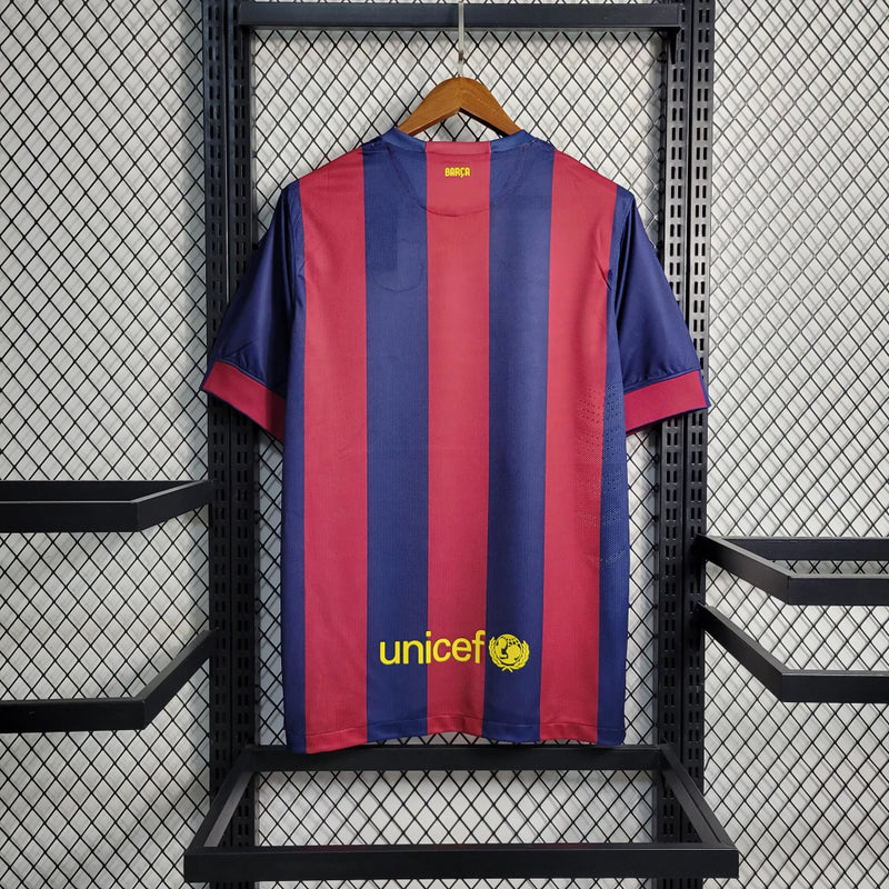 Camisa Barcelona Home Retrô 2014/15 Torcedor Masculina azul e grená, modelo inspirado na temporada de Messi, Neymar e Suárez, com escudo do Barça em destaque e tecido leve e confortável.