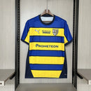 Camisa Parma Away II 2024/25 Puma Torcedor Masculina Azul com detalhes amarelos e brancos, escudo bordado e design moderno do clube italiano.”