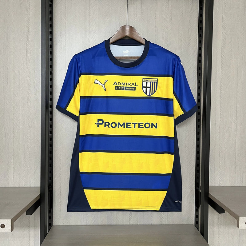 Camisa Parma Away II 2024/25 Puma Torcedor Masculina Azul com detalhes amarelos e brancos, escudo bordado e design moderno do clube italiano.”