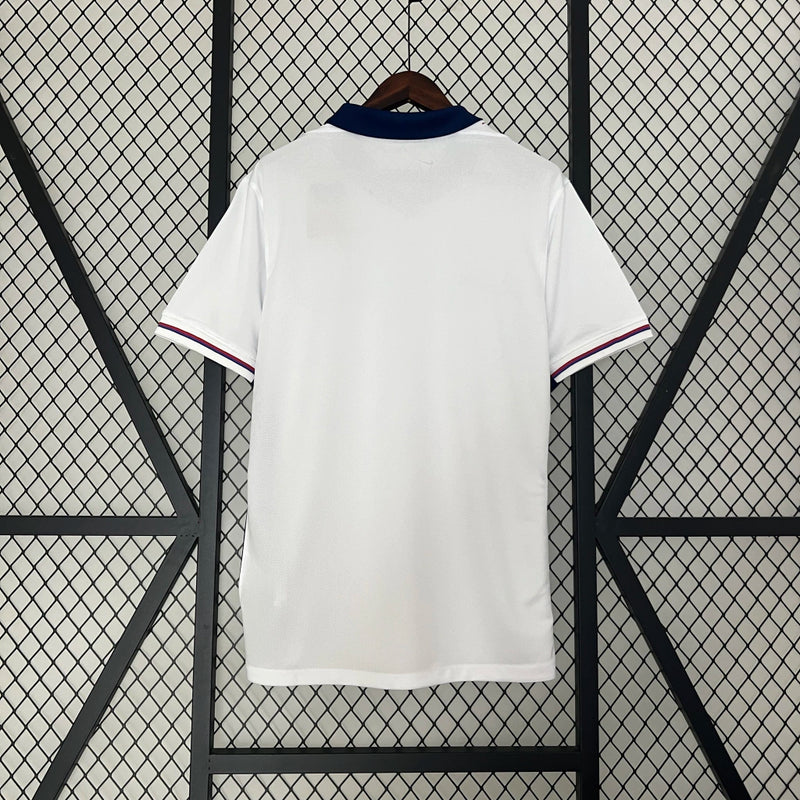 “Camisa Inglaterra Home I 2024/25 Nike masculina, branca, com escudo da seleção inglesa no peito, linhas elegantes e detalhes clássicos, tecido leve e respirável com tecnologia Dri-FIT, ideal para treinos, jogos e torcer pelo time com conforto e estilo.”