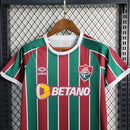 "Kit Infantil Fluminense Home 2023/24 Umbro completo para crianças, com camisa listrada verde, branco e grená, escudo bordado do Fluminense, short oficial combinando, ideal para pequenos torcedores mostrarem orgulho tricolor em treinos e jogos."