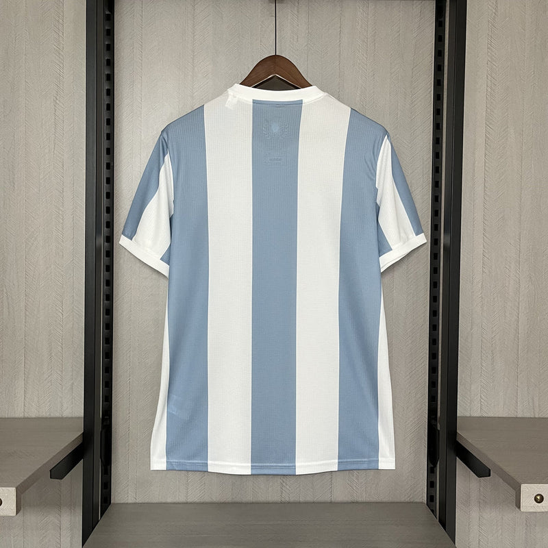 Camisa Argentina "Edição Aniversário" 2024/25 Adidas Torcedor Masculina azul celeste com detalhes brancos, tecido leve e respirável, corte masculino – ideal para torcer, colecionar e uso casual.