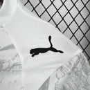 Camisa Manchester City 2025/26 Torcedor Masculina na cor branca, com escudo oficial bordado no peito e detalhes em azul celeste, modelo da temporada